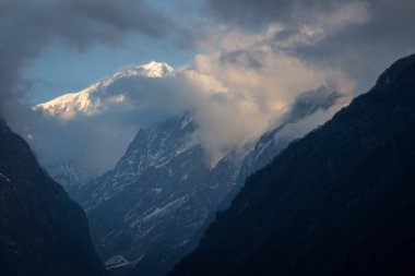 izleme Annapurna Merkez kampına Himalaya dağlarının güzel manzara