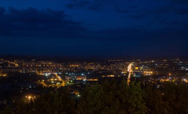 Aşağı Lviv Ukrayna şehri çatıların üzerinde göster