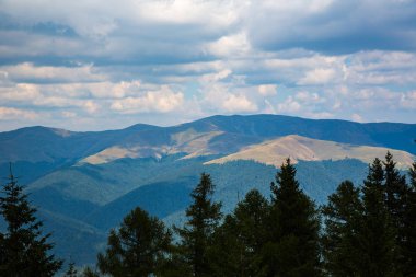 Karadağ dağ sırtı Karpatlar içinde güzel yaz Panoraması  