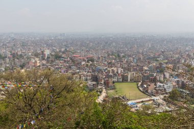 Karmaşık Swayambhunath tapınağından Katmandu görünümünü
