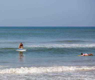 Varkala town yakınındaki Hint Okyanusu'nda sörf
