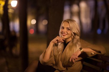 Dışarıda poz veren güzel bir kadın.