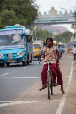 Madurai, Hindistan-Şubat 15: Bisikletle 15, 2013 Madurai, Hindistan adam. Hintli şehrin sokakta Bisikletli adam.