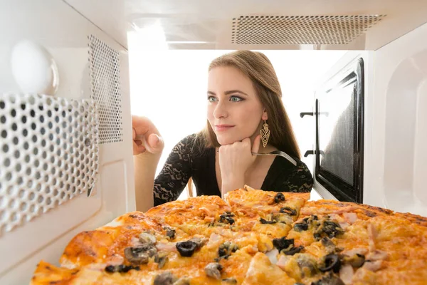 Meisje Zoek Een Pizza Magnetron — Stockfoto