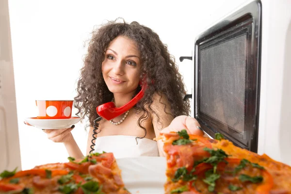 Chica Hablando Por Teléfono Con Microondas Abierto — Foto de Stock