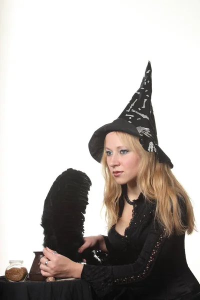 Молодая Женщина Костюме Ведьмы — стоковое фото