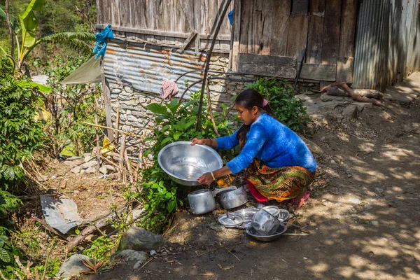 Narchyang, Nepal-Mart 18: Himalayalar insanlar 18, 2015 yılında Narchyang, Nepal. İnsanlar Annapurna Saha Kampı için yolda.