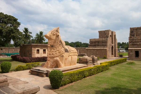 インドの寺院で牛の石の像 タミル ナードゥ州の状態 — ストック写真