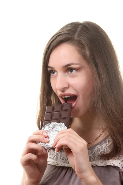 Νέα Ελκυστική Γυναίκα Τρώει Σοκολάτα — Φωτογραφία Αρχείου
