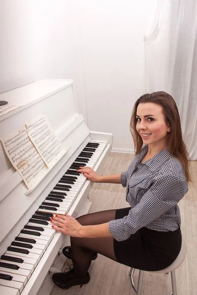 Joven Chica Atractiva Tocar Piano —  Fotos de Stock