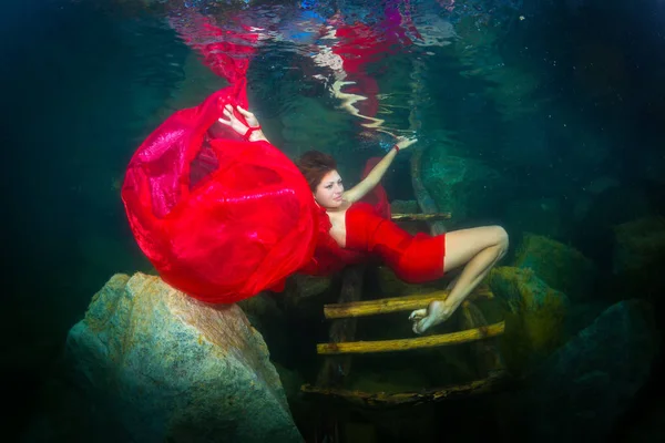 Joven Mujer Elegante Vestido Rojo Posando Cerca Las Escaleras Lago —  Fotos de Stock