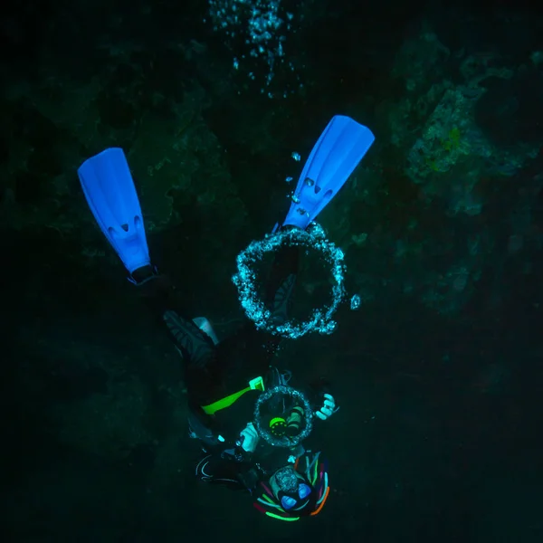 Scuba Diver Blows Air Rings — Stock Photo, Image