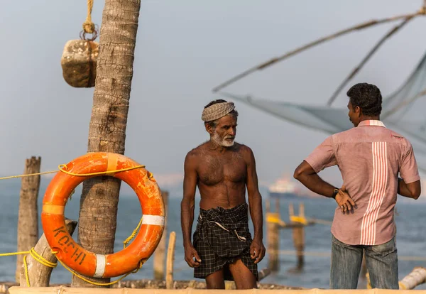 印度科钦 2月24日 2013年2月24日 印度科钦市市港口的渔民 印度渔民利用中国传统网络捕鱼 — 图库照片