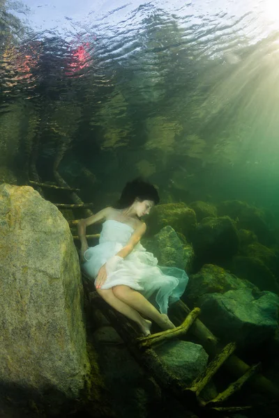 Joven Mujer Elegante Vestido Posando Cerca Las Escaleras Lago —  Fotos de Stock