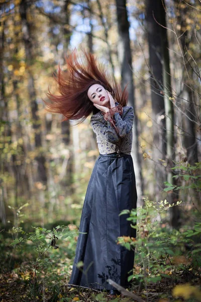 Joven Delgado Rojo Otoño Chica Bailando Bosque Otoño —  Fotos de Stock