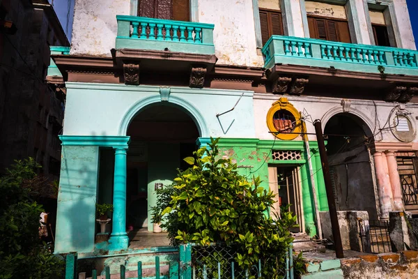 Habana, Cuba-Ocak 13: Şehir sokak üzerinde 13 Ocak 2018 yılında Havana, Küba. Habana sokak görünümü