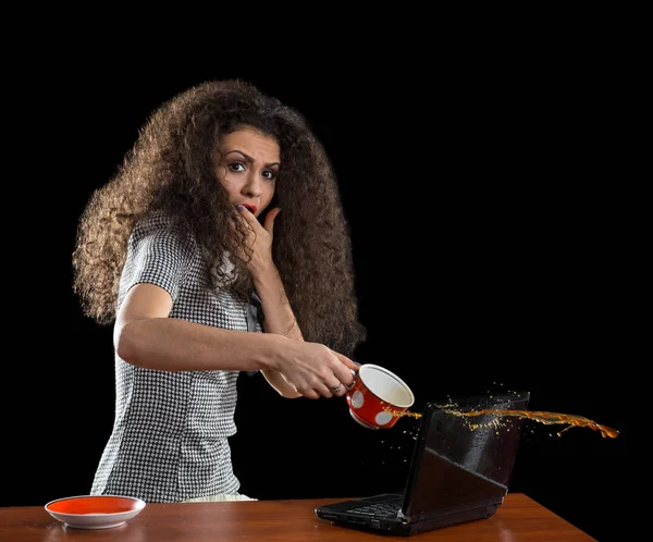 ノート パソコンにコーヒーを注いで巻き毛の少女 — ストック写真