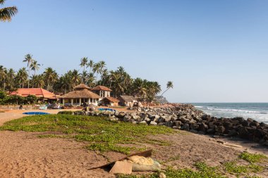 Varkala town yakınındaki Hint Okyanusu'nda sörf