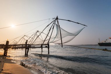 günbatımı üzerinde Çince file çorap. Kochi, kerala, Hindistan