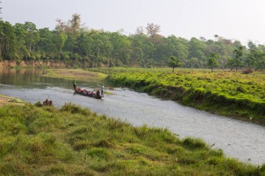 Chitwan, Nepal-Mart 27: Tekne safari 27, 2015 yılında Chitwan, Nepal. Safari Chitwan Milli Parkı., Hindistan-