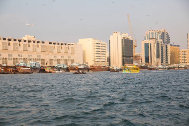 Dubai, Birleşik Arap Emirlikleri-Ocak 18: Geleneksel Abra feribot 18 Ocak 2014 Dubai, Birleşik Arap Emirlikleri. Gemi inşa teknoloji--dan 18. yüzyıl değişmeden.