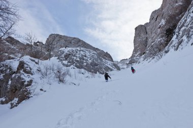 Karlı Kırım dağlarında yürüyüşçüler