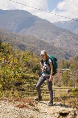 Narchyang, Nepal-Mart 18: Himalayalar insanlar 18, 2015 yılında Narchyang, Nepal. İnsanlar Annapurna Saha Kampı için yolda.