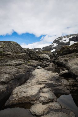 Trolltunga için yolda Norveç dağların güzel manzara