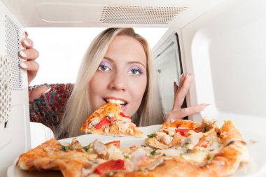 Mikrodalgada pizza hazırlama kız