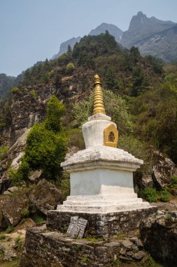 Budist stupa Everest Saha Kampı için yolda