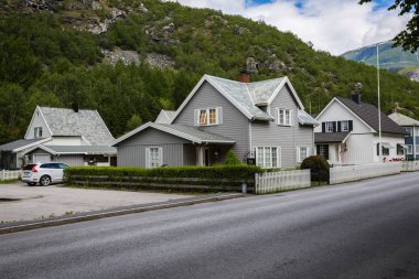 Sogndal, Norveç-Temmuz 13: Ahşap ev 13 Temmuz 2016 Sogndal, Norveç'te. Norveç evleri.