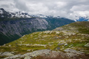 Trolltunga için yolda Norveç dağların güzel manzara