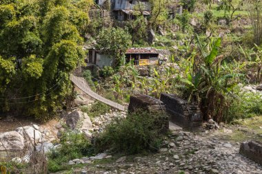 Köprü Annapurna Merkez kampına yolda. Nepal.