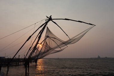 günbatımı üzerinde Çince file çorap. Kochi, kerala, Hindistan