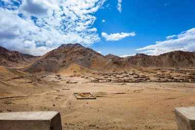 Leh şehir Hint Himalayalar 3500 metre yükseklikte yer almaktadır