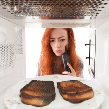 Mikrodalga yanmış tost isteyen kız