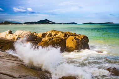 güzel dalgalar üzerinde tropikal ada Samui, Tayland