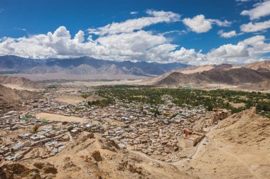 Leh şehir Hint Himalayalar 3500 metre yükseklikte yer almaktadır