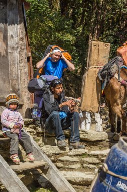Narchyang, Nepal-Mart 19: Himalayalar insanlar 19, 2015 yılında Narchyang, Nepal. İnsanlar Annapurna Saha Kampı için yolda.