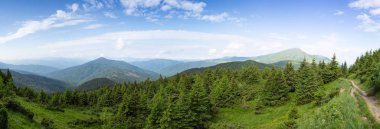 Karadağ dağ silsilesi içinde Karpatlar yaz Panoraması