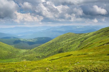 Karadağ dağ silsilesi içinde Karpatlar yaz Panoraması