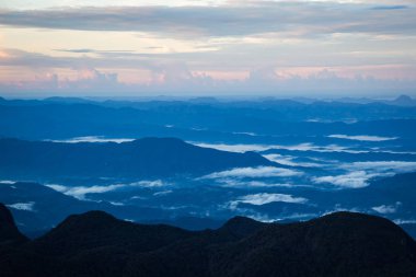 Adam's Peak sri lanka dan güzel dağlarının havadan görünümü