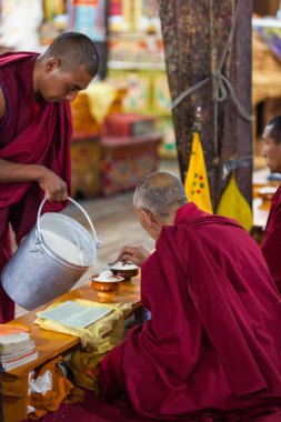 Leh, Hindistan-Eylül 4: Budist rahipler 4, 2011 Leh, Hindistan. Budist rahipler manastırdaki city Lech yakınındaki. Ladakh il.