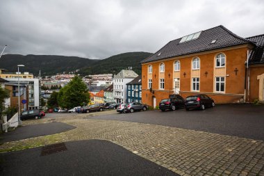 Bergen, Norveç-Temmuz 16: Bergen 16, Bergen, Norveç'te 2016 sokaklarında. Bir sokak Bergen yağmurlu yaz gün.