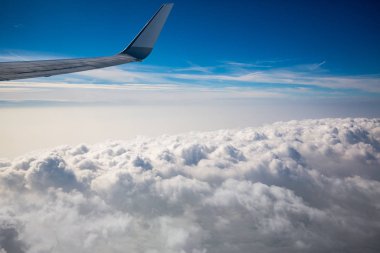 bulutlar üzerinde havada uçakta seyahat 