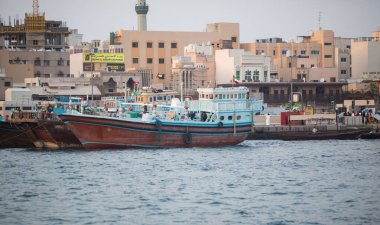 Dubai, Birleşik Arap Emirlikleri-Ocak 18: Geleneksel Abra feribot 18 Ocak 2014 Dubai, Birleşik Arap Emirlikleri. Gemi inşa teknoloji--dan 18. yüzyıl değişmeden.