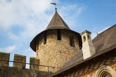 Ukrayna 'daki Dinyester Nehri kıyısındaki Khotyn Kalesi