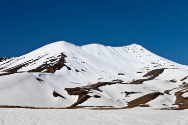 Kazbek yakınındaki Georgia dağlarda güzel manzara