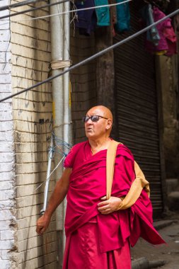 Leh, Hindistan-Eylül 3: Budist rahip 3, 2011 Leh, Hindistan. Budist rahip Lech sokakta. Ladakh il.