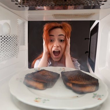 Genç kız tost bir mikrodalga fırında yandı.